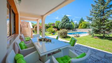 Villa, varias camas | Balcón