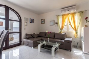 Villa, plusieurs lits | Salle de séjour | Télévision