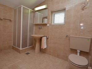 Appartement, Meerdere bedden | Badkamer met douche