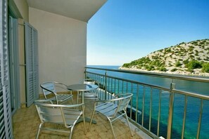 Villa, varias camas | Balcón