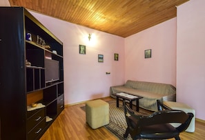 Apartment, Mehrere Betten | Wohnzimmer | Fernseher