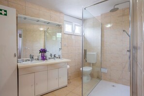 Villa, plusieurs lits | Salle de bain | Douche