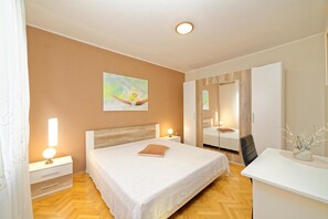 Apartment, 1 Double Bed with Sofa bed | Private kitchen | Stovetop, cookware/dishes/utensils