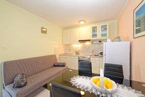 Apartment, 1 Double Bed with Sofa bed | Private kitchen | Stovetop, cookware/dishes/utensils