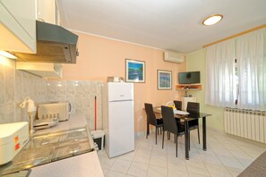 Apartment, 1 Double Bed with Sofa bed | Private kitchen | Stovetop, cookware/dishes/utensils - Apartment Carla / One Bedroom A1 (Pula)