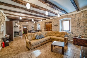 Villa, letti multipli | Cucina privata | Piano cottura, lavastoviglie, pentole/stoviglie/utensili