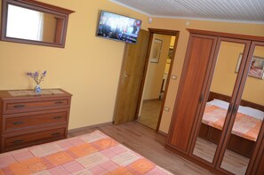 House, Multiple Beds | Private kitchen | Stovetop, dishwasher, cookware/dishes/utensils - Holiday House Fragola (Tinjan)