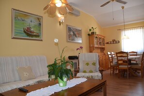 House, Multiple Beds | Private kitchen | Stovetop, dishwasher, cookware/dishes/utensils