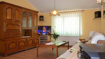 Hus, flere senger | Oppholdsrom | TV og peis