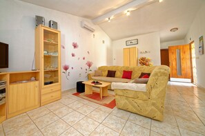Apartment, 1 Double Bed with Sofa bed | Living room | TV, fireplace, DVD player