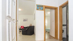 Apartamento, 1 cama de casal e sofá-cama | Sala de estar | TV