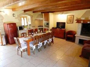 Casa, varias camas | Cocina privada | Parrilla de estufa, lavavajillas y utensilios de cocina 