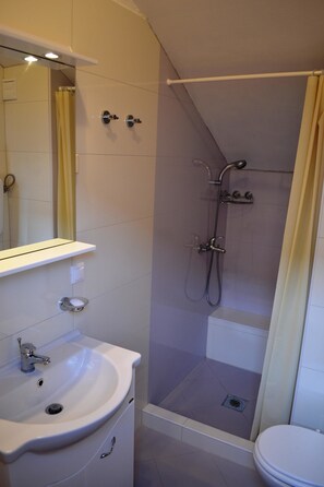 Shower, deep soaking tub - Villa Cera (Vodnjan)