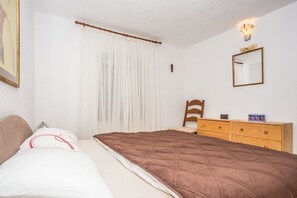 Apartamento, várias camas | Cozinha privada | Fogão, cooktop, lava-louças, talheres/pratos/utensílios de cozinha