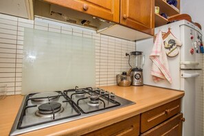 Apartment, Multiple Beds | Private kitchen | Oven, stovetop, dishwasher, cookware/dishes/utensils