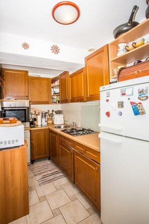 Apartamento, várias camas | Cozinha privada | Fogão, cooktop, lava-louças, talheres/pratos/utensílios de cozinha