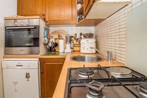 Apartment, Multiple Beds | Private kitchen | Oven, stovetop, dishwasher, cookware/dishes/utensils - Holiday House Tina Seget (Seget)
