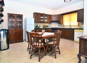 Villa, 3 Bedrooms | In-room dining