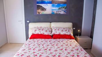 Quarto casal superior (Monterosso) | Escrivaninha, berços (sobretaxa), Wi-Fi de cortesia