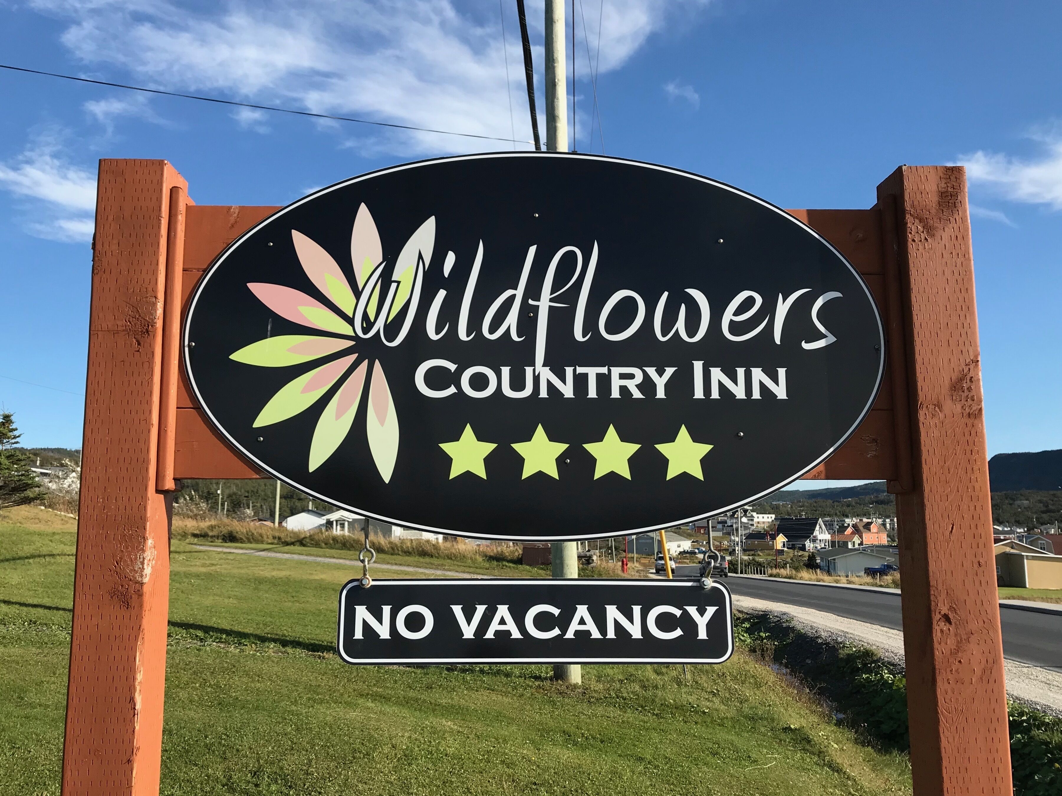 Μια πινακίδα για το ξενοδοχείο «Wildflowers Country Inn» με την ένδειξη «ΔΕΝ ΥΠΑΡΧΟΥΝ ΚΕΝΑ ΔΩΜΑΤΙΑ».