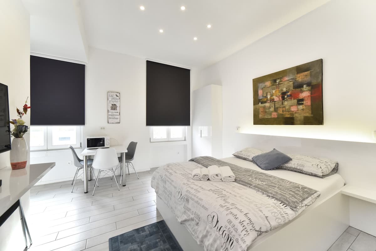 Deluxe Studio (1) | Soundproofing, iron/ironing board, WiFi (free), bed sheets