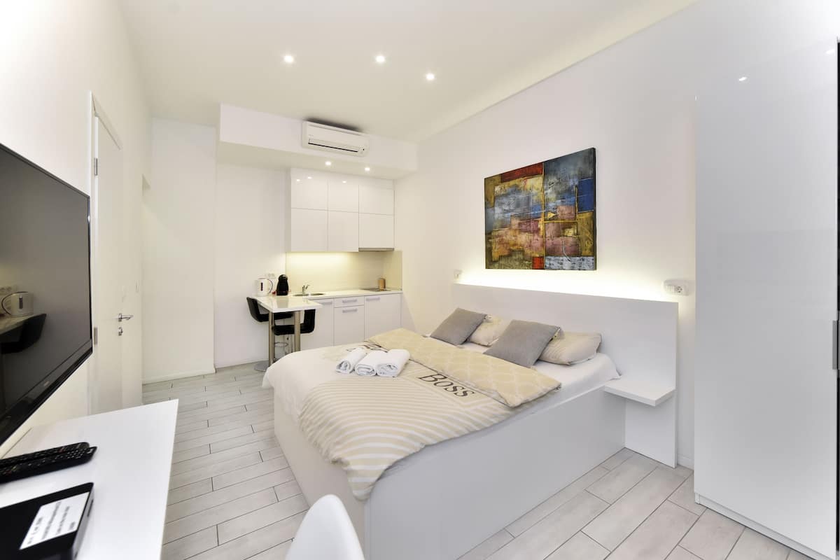 Deluxe Studio (2) | Soundproofing, iron/ironing board, WiFi (free), bed sheets