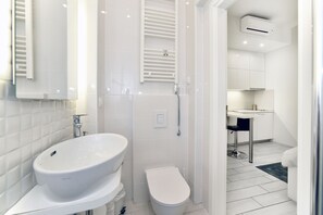 Deluxe-Studio (2) | Badezimmer | Dusche, Haartrockner, Handtücher, Seife