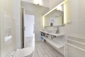Appartement Confort | Salle de bain | Douche, sèche-cheveux, serviettes fournies, savon