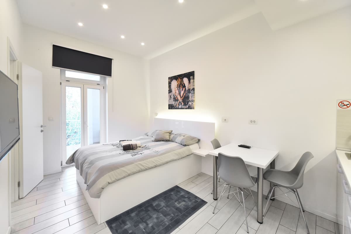Deluxe Studio (3) | Soundproofing, iron/ironing board, WiFi (free), bed sheets