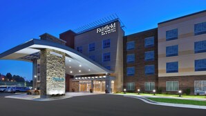 Edificio de un hotel Fairfield by Marriott Inn & Suites con entrada cubierta, varios pisos y estacionamiento.