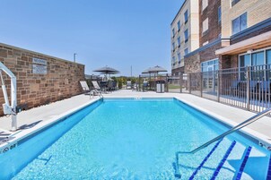 Una piscina al aire libre de temporada