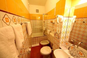 Panoramic Room, Valley View | Bathroom | Shower, free toiletries, hair dryer, bidet - La Favorita Apricale B&B (Apricale)