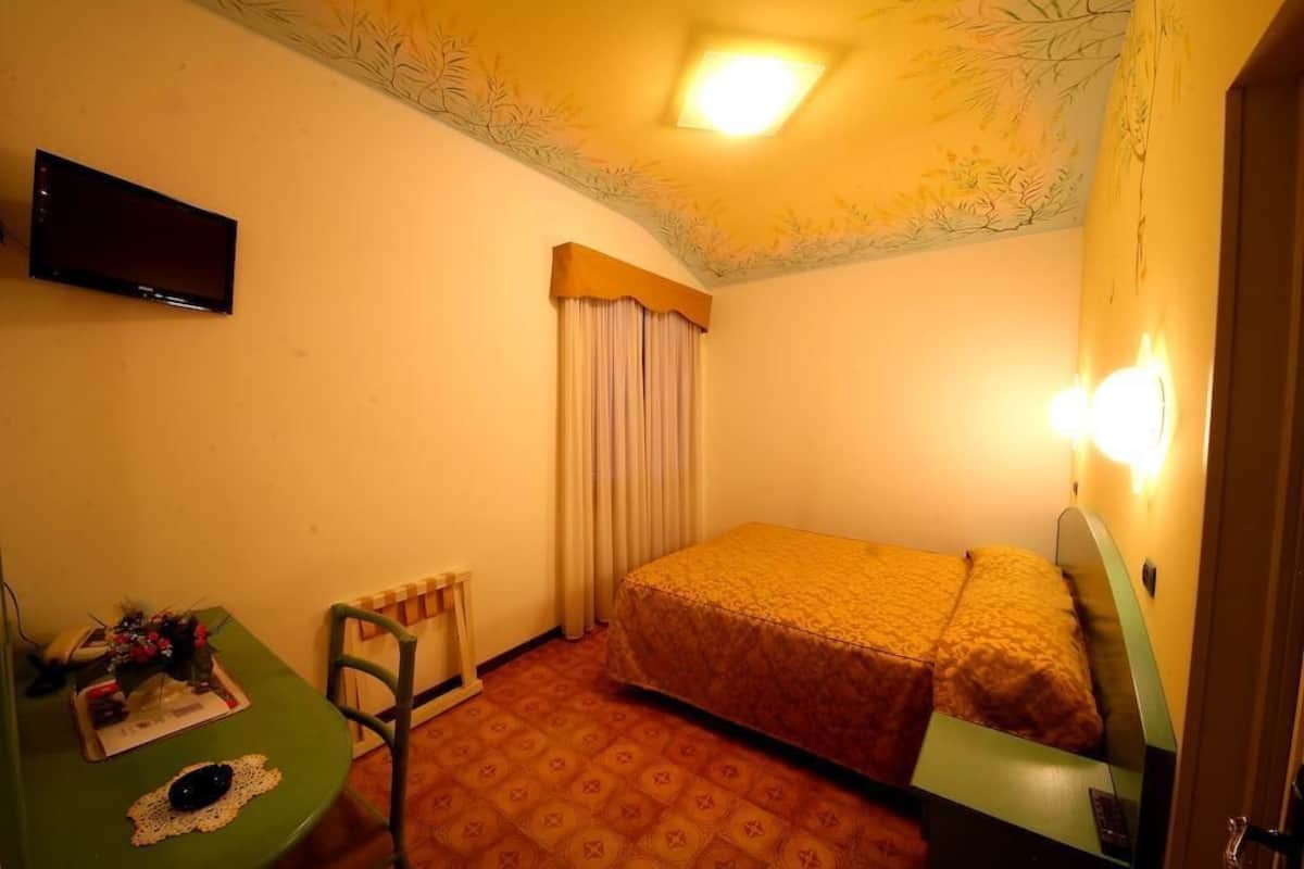 Quarto conforto | Frigobar, cofres nos quartos, escrivaninha