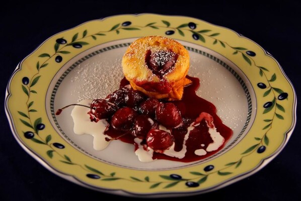 A dessert on a plate with a decorative border. - La Favorita Apricale B&B (Apricale)