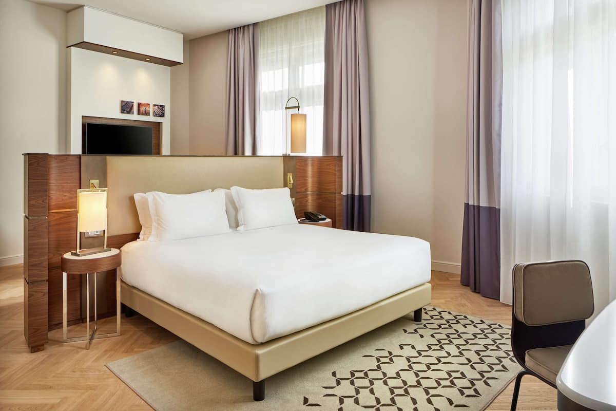 Junior Suite, 1 King Bed with Sofa bed, Corner | Minibar, in-room safe, desk, soundproofing