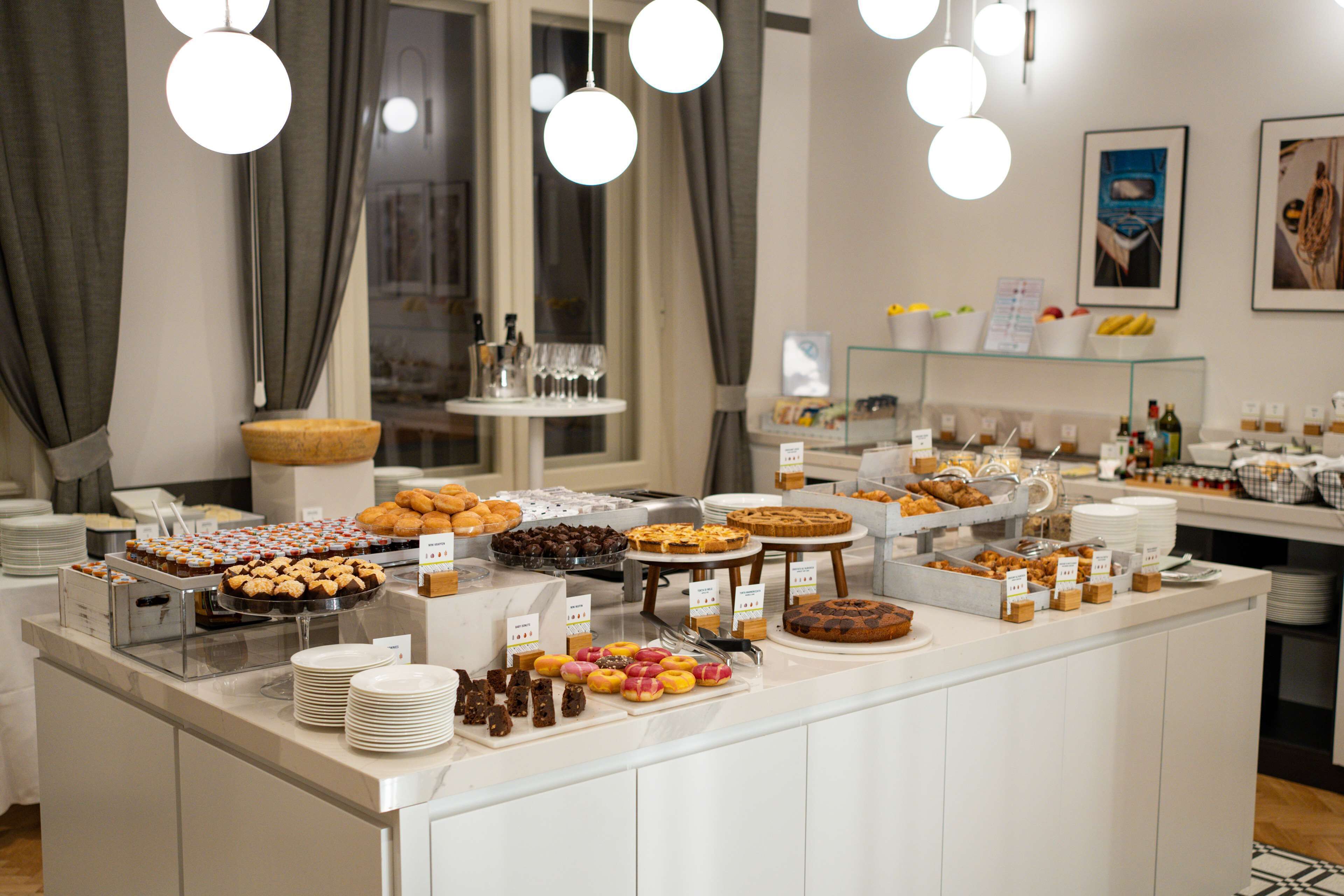 Desayuno continental todos los días (EUR 15 por persona) 