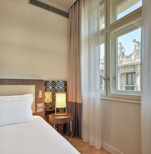 Minibar, in-room safe, desk, soundproofing - DoubleTree by Hilton Trieste (Trieste)