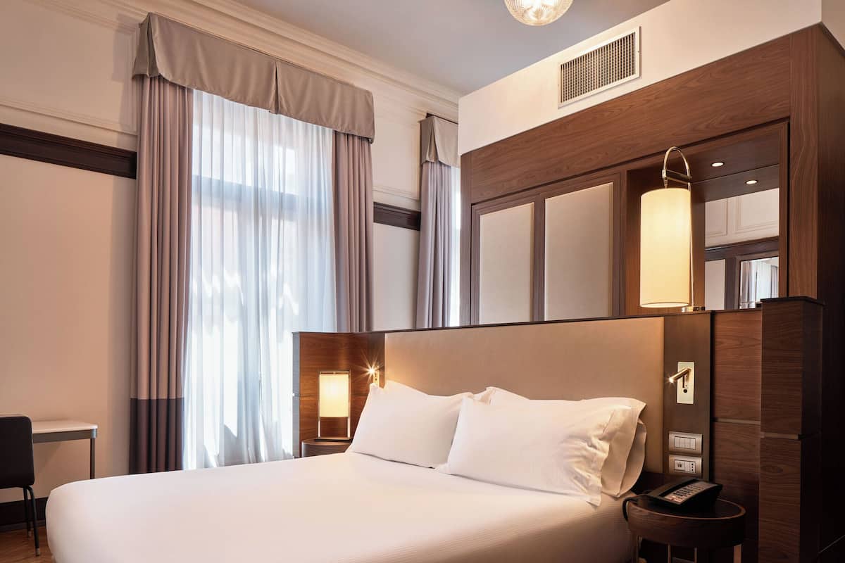 Deluxe Room, 1 Katil Raja (King) (Historical Room) | Bar mini, peti besi dalam bilik, meja, kalis bunyi