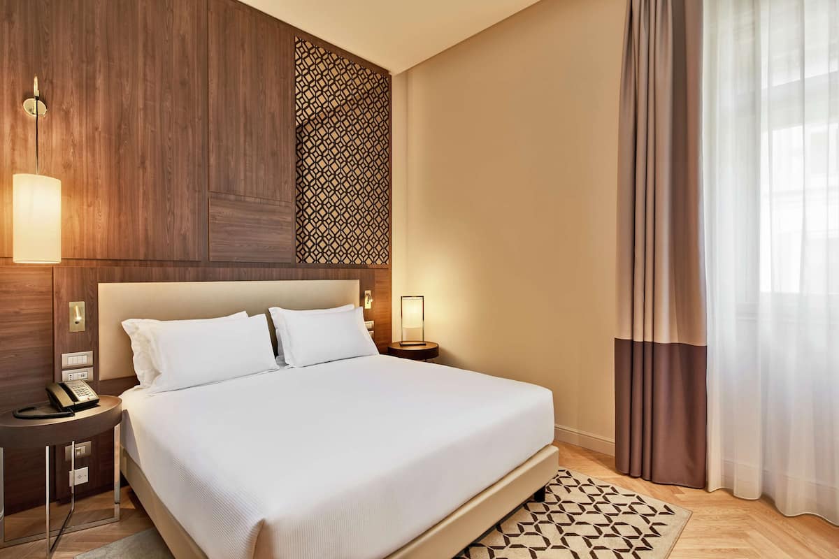 غرفة - سرير ملكي (Guest Room) | ميني بار وخزنة داخل الغرفة ومكتب وتجهيزات عازلة للصوت