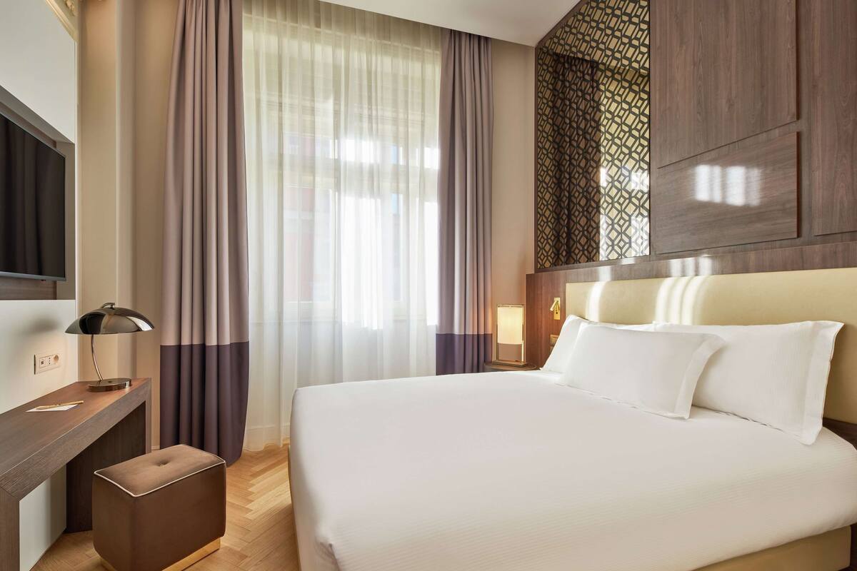 غرفة - سرير كبير (Guest Room) | ميني بار وخزنة داخل الغرفة ومكتب وتجهيزات عازلة للصوت