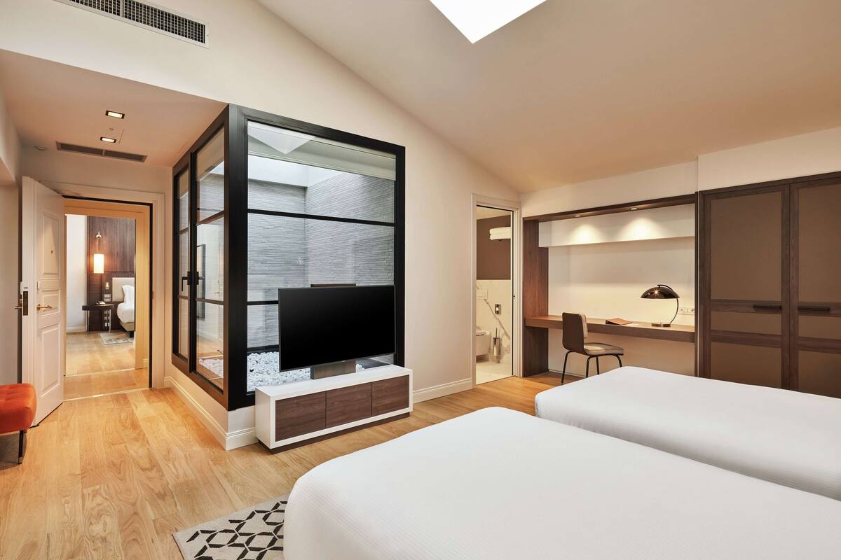 deluxe room, multiple beds (family room) | minibar, in-room safe, desk, soundproofing