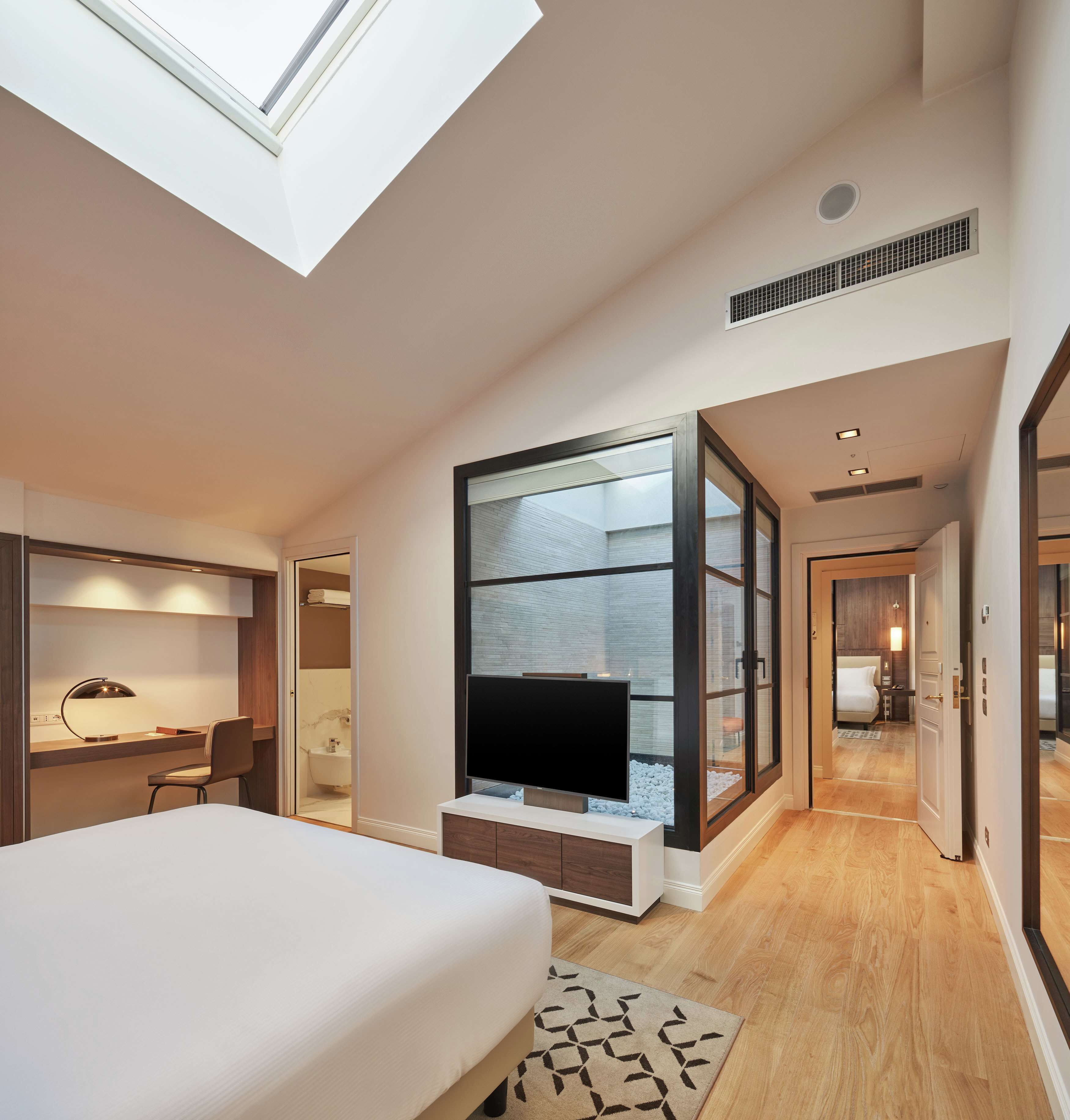 Habitación Deluxe, varias camas (Family Room) | Minibar, caja fuerte, escritorio y sistema de insonorización