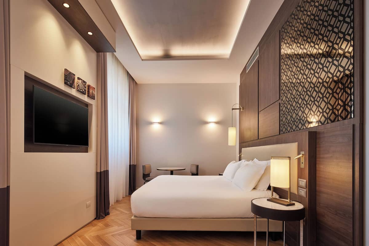 Junior Suite, 1 Katil Raja (King) | Bar mini, peti besi dalam bilik, meja, kalis bunyi