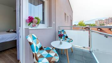 Kamar Double Comfort, 1 Tempat Tidur Queen, pemandangan kebun | Balkon