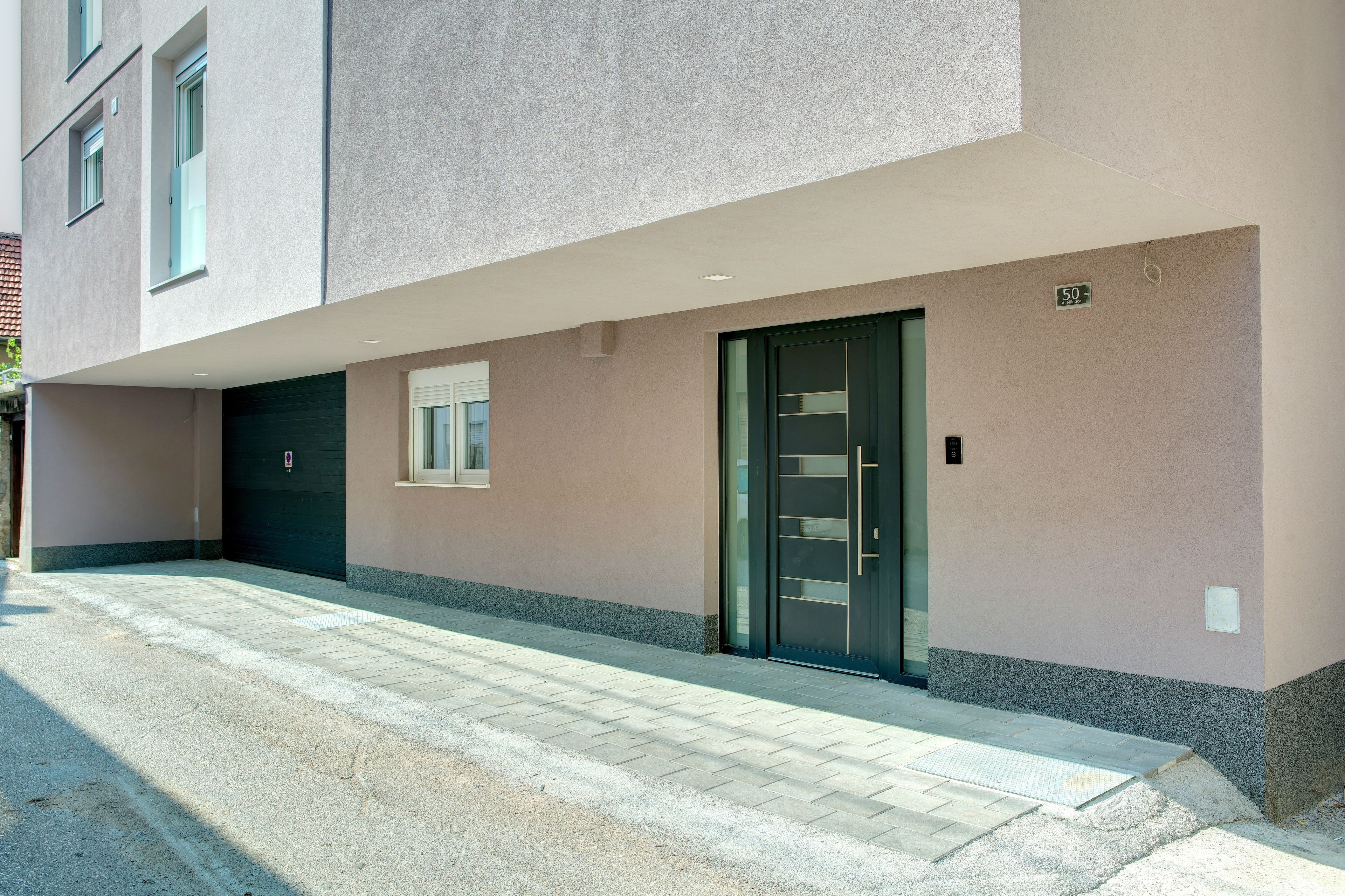 Pintu masuk properti