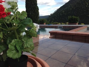 Seasonal outdoor pool, open 10:00 AM to 6:00 PM, sun loungers - Tenuta dei Cavalieri (Pontassieve)