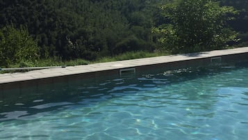 Sæsonbestemt udendørs pool, åben fra kl. 10.00 til kl. 18.00, liggestole