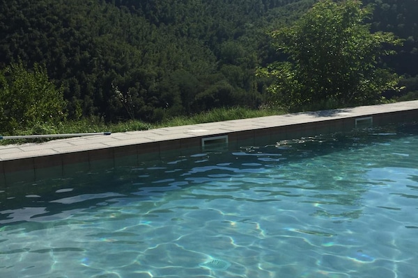 Kauden mukainen ulkouima-allas avoinna 10.00–18.00, aurinkotuoleja