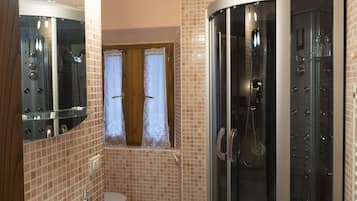 Shower, free toiletries, hair dryer, bidet