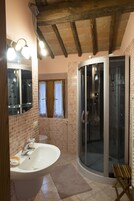 Ducha, artículos de tocador gratuitos, secador de pelo, bidet